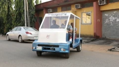 Ndị nkuzi na ụmụakwụkwọ Nekede polytechnic e sorola na ndị rụpụtara ụgbọala Latrik Bekee kpọrọ "Electric car".