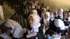 تلميذات في مدرسة سيدو شهادة يحضرون الفصل الدراسي على درج بشكل مؤقت بعد سلسلة من الانفجارات في 30 أبريل/نيسان في العاصمة كابول. 2017
