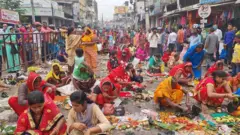 दशैँको पूजामा मग्न महिलाहरू