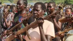 Awọn obinrin orilẹede South Sudan ti wọn gbe ohun ija lọwọ