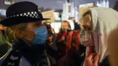 полицейский и протестующая