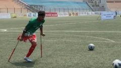 এক পা দিয়েই ফুটবল খেলছেন যারা