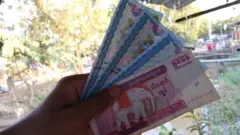 တောင်ဒဂုံက ရပ်ကွက်တချို့မှာ ထောက်ပံ့ကြေး ရမယ့် အိမ်ထောင်စုတိုင်းရအောင် ကျပ်သုံးသောင်းခွဲစီ ခွဲဝေယူ