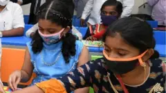పాఠశాలలో విద్యార్థులు