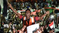 متظاهرون سودانيون