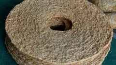 பலகாரம் சுட்டு கோடிகளில் சம்பாதிக்கும் கிராமத்துப் பெண்கள்