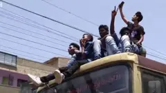 ரூட் தலயாக கால்லூரி மாணவர்கள் என்ன நிரூபிக்க விரும்புகிறார்கள், ரூட்டு தலயாக இருந்த மாணவர்கள் என்ன செய்கிறார்கள் என பிபிசி தமிழ் அவர்களை தேடி சென்றது.