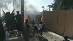 محتجون يستهدفون السفارة الأمريكية في بغداد