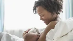 Femme noire qui allaite