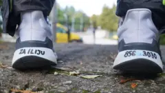 Patike sa natpisom za Iliju