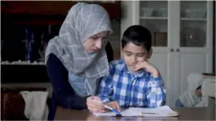 "المدارس لم تقدم تعليما عميقا بدرجة كافية لطفلي"