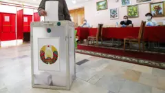 Наблюдатели сообщают о нарушениях на досрочном голосовании в Беларуси.