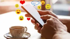 Deux mains tenant un téléphone portable avec des symboles emoji.