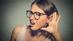 Mujer con dificultad para escuchar.