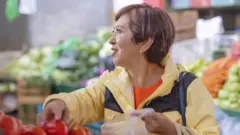 Mujer comprando en mercado