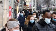 Açıklanan yeni sokağa kısıtlaması öncesinde insanlar mağazaların önünde kuyruklar oluşturdu.