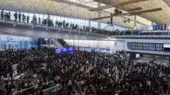 Pengunjuk rasa di bandara Hong Kong Senin (12/08).