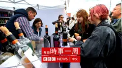 摩爾多瓦首都基希訥烏「國家葡萄酒日」市集上一個葡萄酒攤（2/10/2022）