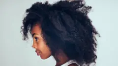 Una joven con afro
