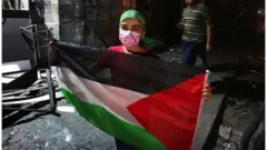 له اسراییلو سره تر ۱۱ ورځنۍ نښتې وروسته تر اوربند اعلانېدو څو ساعته وروسته فلسطینیان د غزې کوڅو ته راووتل او خوشحالۍ یې وکړې.
