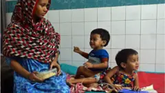 মা মনুফা আক্তারের সঙ্গে হাসপাতালে লাবিবা এবং লামিসা