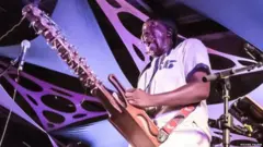 ኤንፋሊ ኮይቴ በመድረክ ላይ