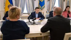 Президент Володимир Зеленський вже зустрічався із представниками МВФ - майже одразу після інавгурації. І, на відміну від гароя серіалу "Слуга народу" Василя Голобородька, не послав їх