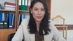 Л. Мамытова: Балким, ырчы болсом, бул мен үчүн жакшы болмоктур. Аткени өзүңүздөр билесиздер чет өлкөлөрдө атайын акча менен ушундай пиарларды уюштуруп, даңазалап, акча тапкан мисалдар бар.