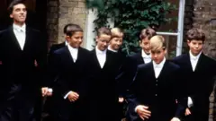 El príncipe William con sus compañeros vestidos con el uniforme de Eton en su primer día de clases el 7 de septiembre de 1995.