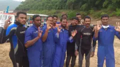 బోటును లాగిన బృందాలు
