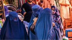 Mulheres usam burca em Cabul