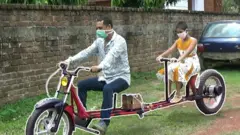 Chiếc xe máy có khoảng cách giữa người lái với người ngồi sau là trên 1 mét - 'xe ôm' thời phòng chống đại dịch virus corona.