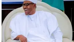 Aarẹ Muahmmadu Buhari n rẹrin