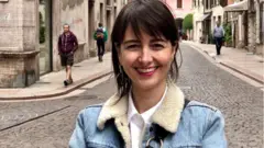 Marina Chevrand em rua da Itália