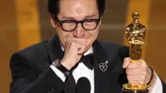 Ke Huy Quan con el Oscar