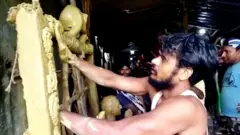 नेपालगञ्जमा मूर्ती बनाउँदै एक कलाकार।
