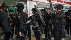 الشرطة تحيط بالمركز الذي يحتجز فيه الرهائن