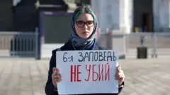 Участница пикета у храма Христа Спасителя в Москве