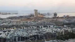 Vista aérea da área do porto de Beirute após explosão de terça-feira, 4 de agosto