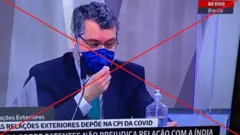 Ernesto Araújo toca parte externa da máscara em depoimento à CPI