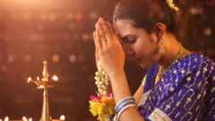 నమస్కారం చేస్తున్న హిందూ యువతి