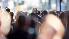 Прохожие на улице