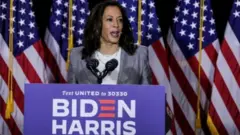 Senadora Kamala Harris se tornou a primeira mulher não branca a concorrer em chapa presidencial de um grande partido nos EUA