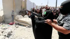 وروسته تر هغه چې عراق کې شیعه مذهبي مشر مقتدا صدر له سیاسته د لاس اخیستو اعلان وکړ، بغداد د دوشنبې په ورځ د خونړیو پېښو شاهد و.