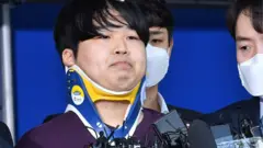 지난 3월 25일 n번방 주범으로 지목된 조주빈이 서울 종로구 종로경찰서에서 서울중앙지방검찰청으로 이송되고 있다