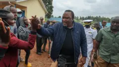 Rais Uhuru Kenyatta akiwasilia raia