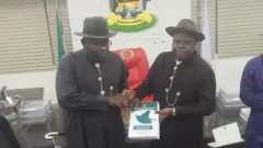 Govnor Seriake Dickson hand ova to new govnor Duoye Diri