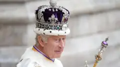 Le roi Charles quitte l'abbaye de Westminster