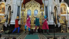 Участницы Pussy Riot в Храме Христа Спасителя