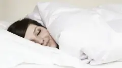 Saiba o que pesquisas descobriram ao tentar entender como certas pessoas conseguem alcançar um descanso mais eficiente, precisando de menos horas de sono para recuperar energias.